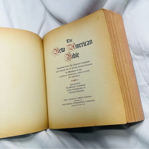 Vintage 1970 NAB First Edition New American Bible Catholic Press Red Edges Rare - Picture 4 of 6